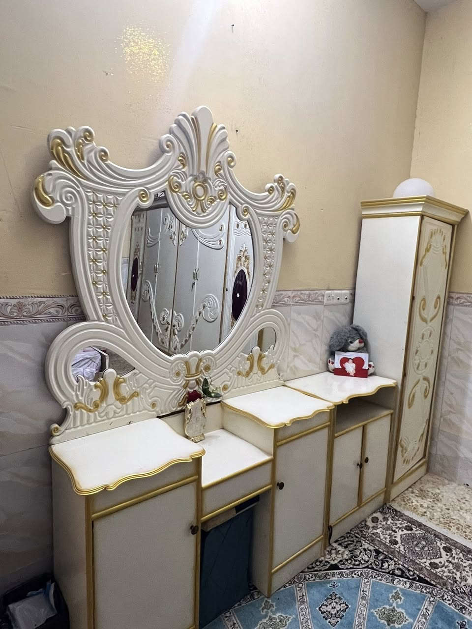 غرفه اخشاب عراقي مرتبه حيل و نضيفه و سعرها مناسب كامله ما بيها نقص للتواصل ***********
