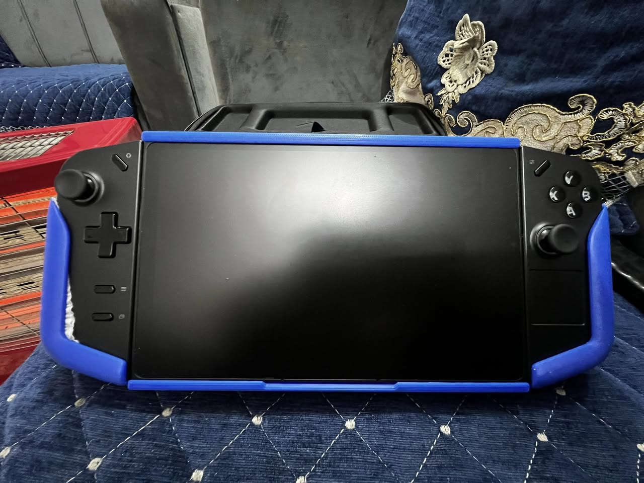 سلام عليكم شباب لينوفو ليجن جو ذاكره 1تيرا الجهاز نضيف كلش كامل ملحقات شاحنه وكارتونه وجنطه +لاصق شاشه+ ودوك ستيشن يتحول القبضات لجوستك +ادابتر 6*1+حافضه +منزل علي العاب ومعربه كامله مثل مواضح بل صور العنوان بغداد سبع قصور 900 وبي مجال بسيط وبل عافيه عل ياخذه والي يريده انزله بعد العاب ***********ملاحضه بلاك ميث وكونج حساب ستيم وبي بعد العاب ومعربه همين
