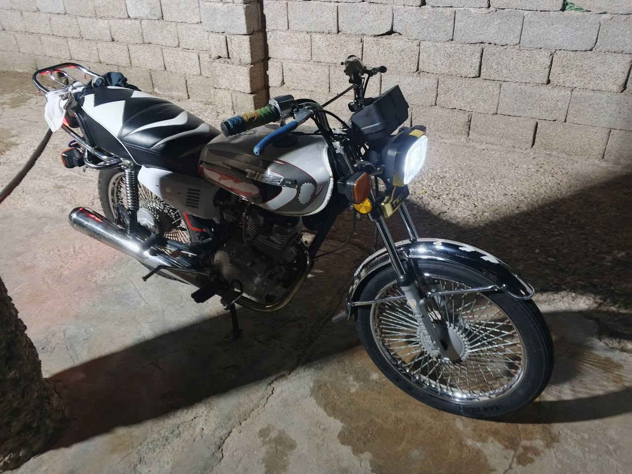 عندي دراجه للبيع اربع قير تايجر اوراق اسكنر موديل الدراجه 21 دراجه نظيفه خير من الله سعر الدراجه 550 وبيها مجال التواصل على هذا الرقم***********
