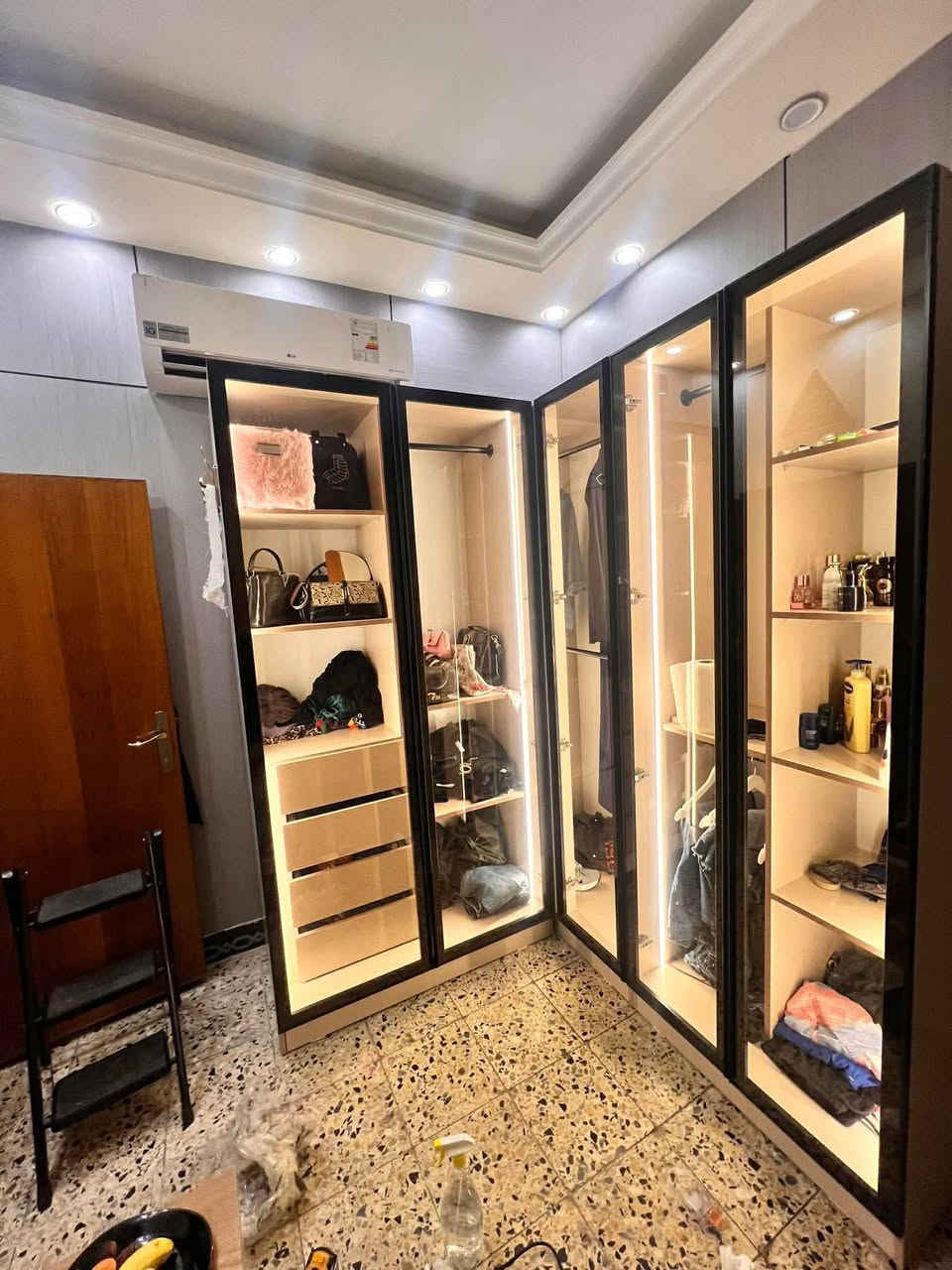 🔨✨نجار بسمايه نجّار محترف ✨🔨  
من الفكرة للتنفيذ… كلشي نرتّبه عليك  

نصمّم وننفّذ:  
▫️ كاونترات بجميع الأنواع  
▫️ ديكورات حديثة وكلاسيك  
▫️ تصميم محلات من الصفر للنهاية  
▫️ مطابخ، غرف نوم، خزائن، لكنتورات  
▫️ تفصيل خاص حسب الطلب  

عدنه هواي موديلات  
وإذا ببالكم تصميم معين؟ نسويه مثل ما متخيلين بالضبط  

شغل نظيف، تسليم مضبوط، وذوق يفرق  
📩 تواصل ***********
