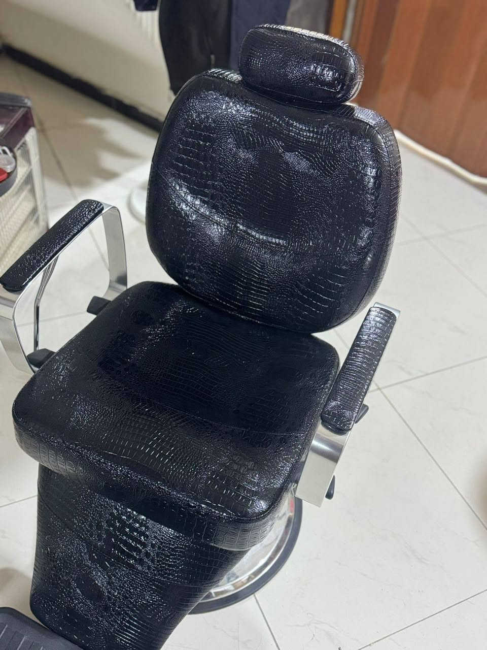 كرسي حلاقة كلش نضيف وجديد 

مكان بغداد 
بيع مستعجل اليوم او باجر 

***********

ب100 قفل
