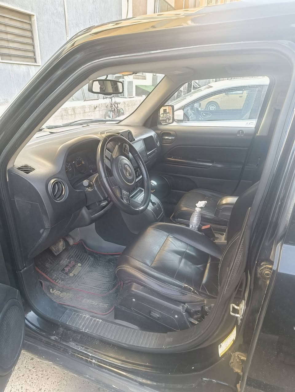 السلام عليكم
جيب باتريوت 2017 بيها صبغ 3 قطع وارد امريكي ضربتها جاملغ خلفي مواصفات كاملة مكينة جديدة وحدادية وتخم تاير وكير ع الشرط للاستفسار .. ***********
