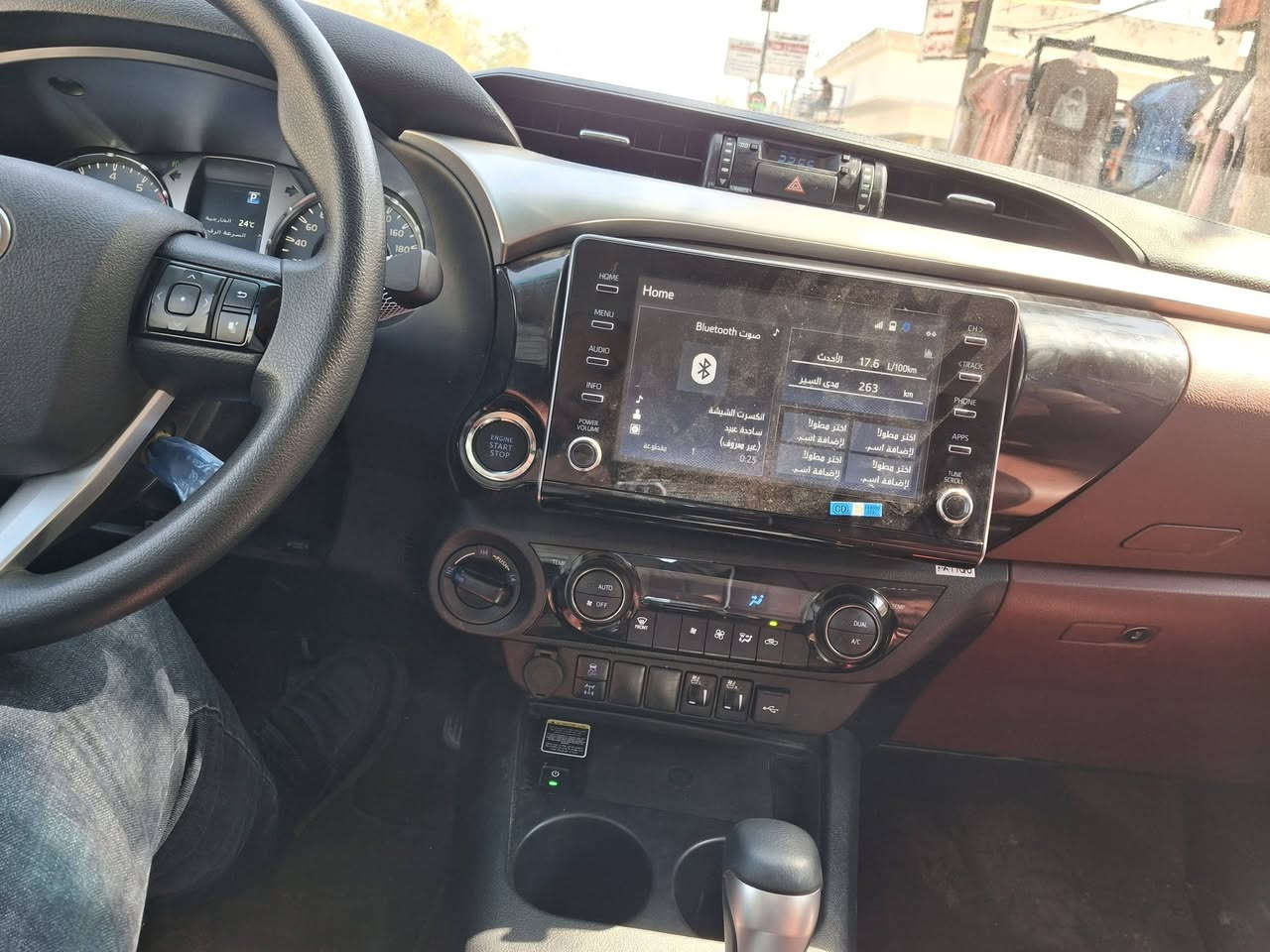 � للبيع Toyota Hilux موديل 2025
السعر  355 وبيها مجال
وكالة ساز من الشركه مباشر بعدهه بلضمان 
 الزيرو 
▪️ النوع: تويوتا هايلوكس
▪️ الموديل: 2025
      بسمي تحويل مباشر 
▪️ اللون: أبيض
▪️الكير : أوتوماتيك
▪️: دبل (4×4)
المواصفات:
✔️ إنارة LED أمامية
✔️ شاشة معلومات
✔️ كاميرا خلفية
✔️ تحكم بالستيرن
✔️ مري شفط 
كشنات تبريد 
حساسات خلفيه 
شحن لاسلكي 
رادار نقطه عمياء 
ضغط اطارات 
مانع انزلاق 
مواصفات 1/1 
الحالة:
سياره زيرو
***********
عنواني ديالى
