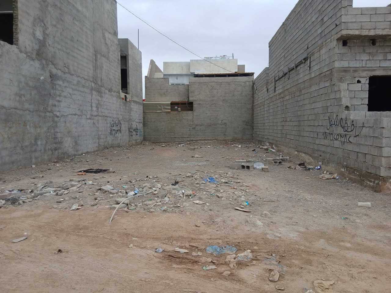 قطعه ارض زراعي للبيع مساحه ٢٠٠ متر قبل السيطره بيه رقم بلديه خدمات قريبه ع شارع ٢٠٠ متر متوفره انترنيت ماء كهرباء   للتواصل واتس اب او تصال ع رقم ***********
