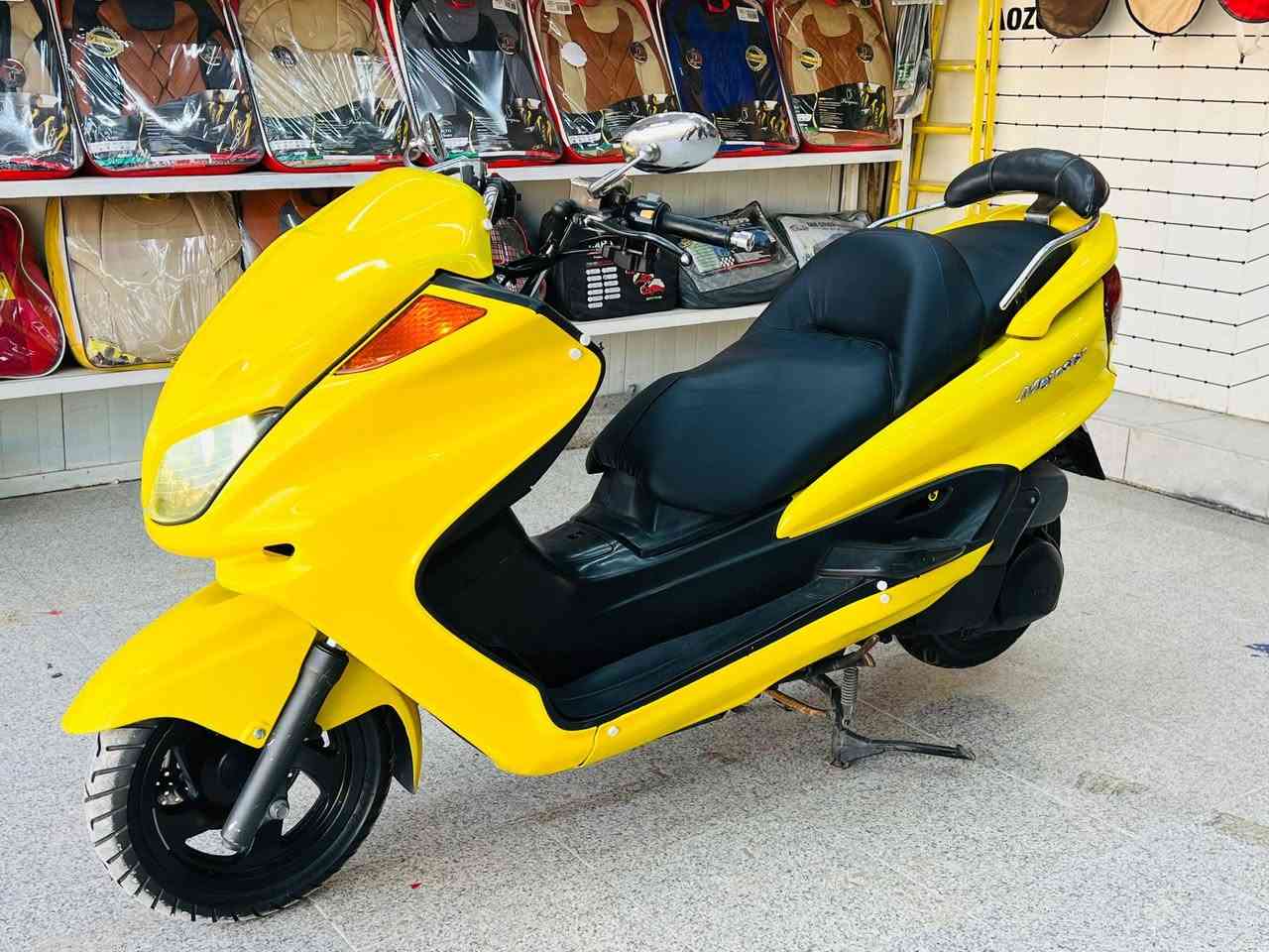 السلام عليكم دراجة ماجستة ياباني دبل رون جديدة مكفولة كلشي شغال مكينة خير من الله منضومة زنون 
مكاني ديالى الخالص السعر مليون ***********
