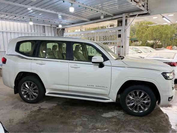 للبيع: تويوتا لاندكروز  موديل ٢٠٢٥ 
فول مواصفات  GXR 

⚡️ الموديل:  2025 
⚡️ الحالة: شبه زيرو ماشيه ٢٠٠٠ كم 
⚡️ المواصفات: ٣ شاشات ،كشنات تبريد ،تحكمات ستيرن، 
 ⬅️السياره خاضعه لضمان شركة ساز 
 السعر 💵💵 ٧٥٥٠٠$ 
 السياره مرقم بغداد

📍 الموقع: بغداد - الكريعات - شارع المعارض _معرض الرحمن . 

📞 للاستفسار:
*********** 📲
*********** 📲

للتواصل والمعاينة، يرجى الاتصال على الأرقام أعلاه بغداد
