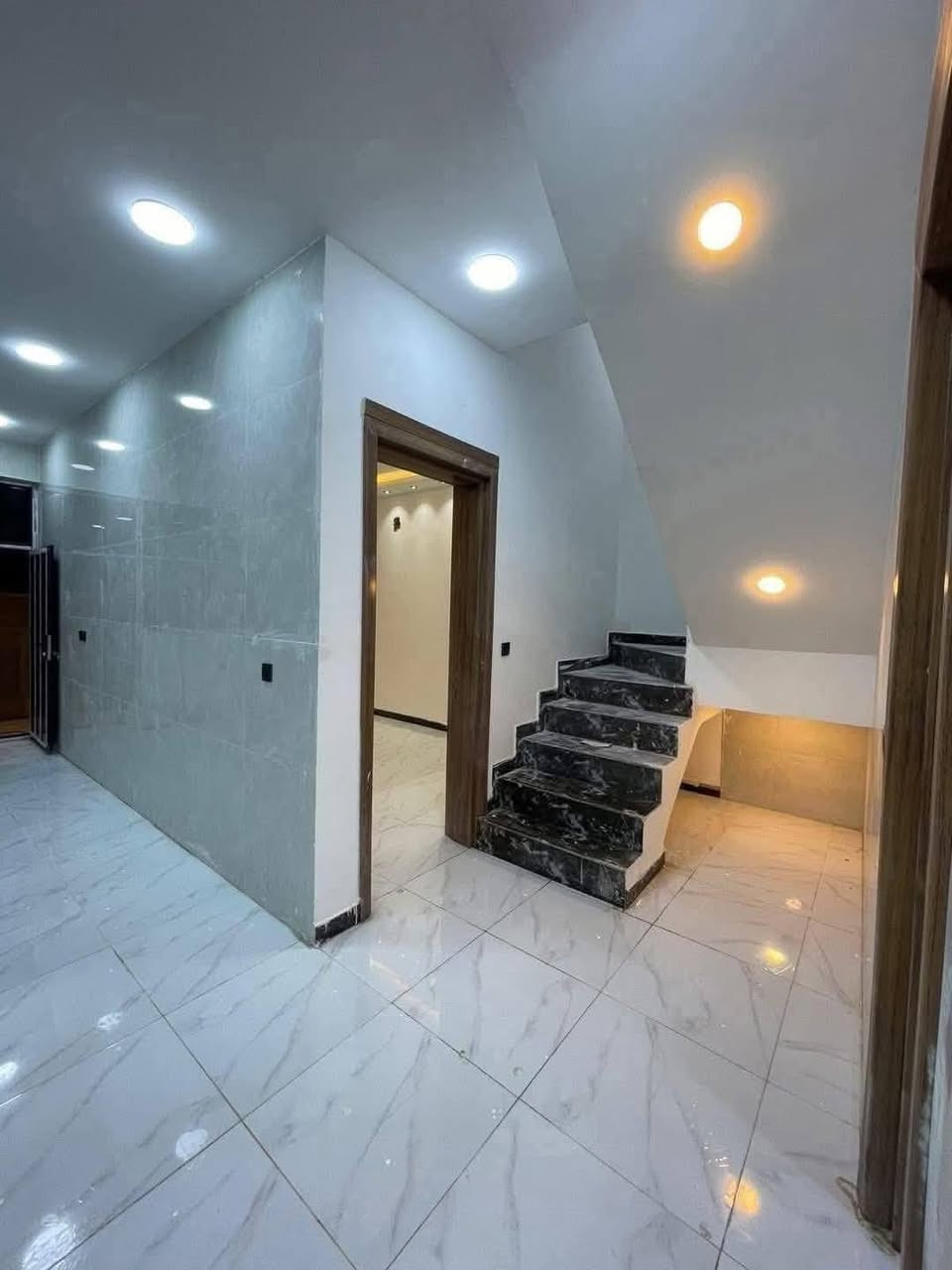 تونات مساحة الواحد 85  متر للبيع ,واجهة 6
عرض الشارع 15 م مقابيلهن تشجير

كل دار يحتوي  على هول صالة

 منور مطبخ وخدمات عدد 3

 غرف نوم عدد 5 منور 

حي الجهاد الضباط مجاور شقق حي صدام  

للاستفسار ☎️ *********** واتساب
