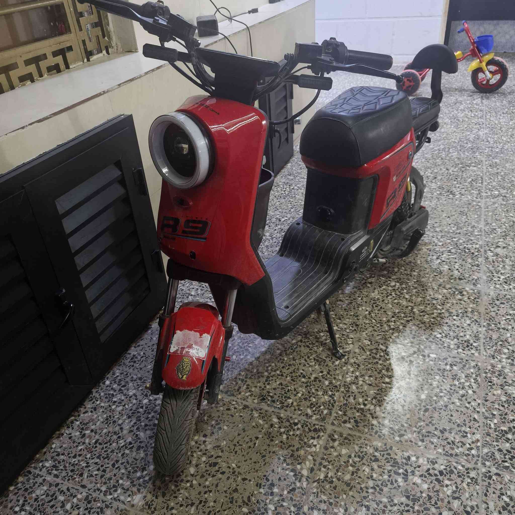 دراجه شحن R9
بطاريان عطلانه
نظام  R رجوع
شاحنه اصليه
تشغيل سويج وكارت
السعر 250   وبيها مجال
رقم الهاتف||***********
