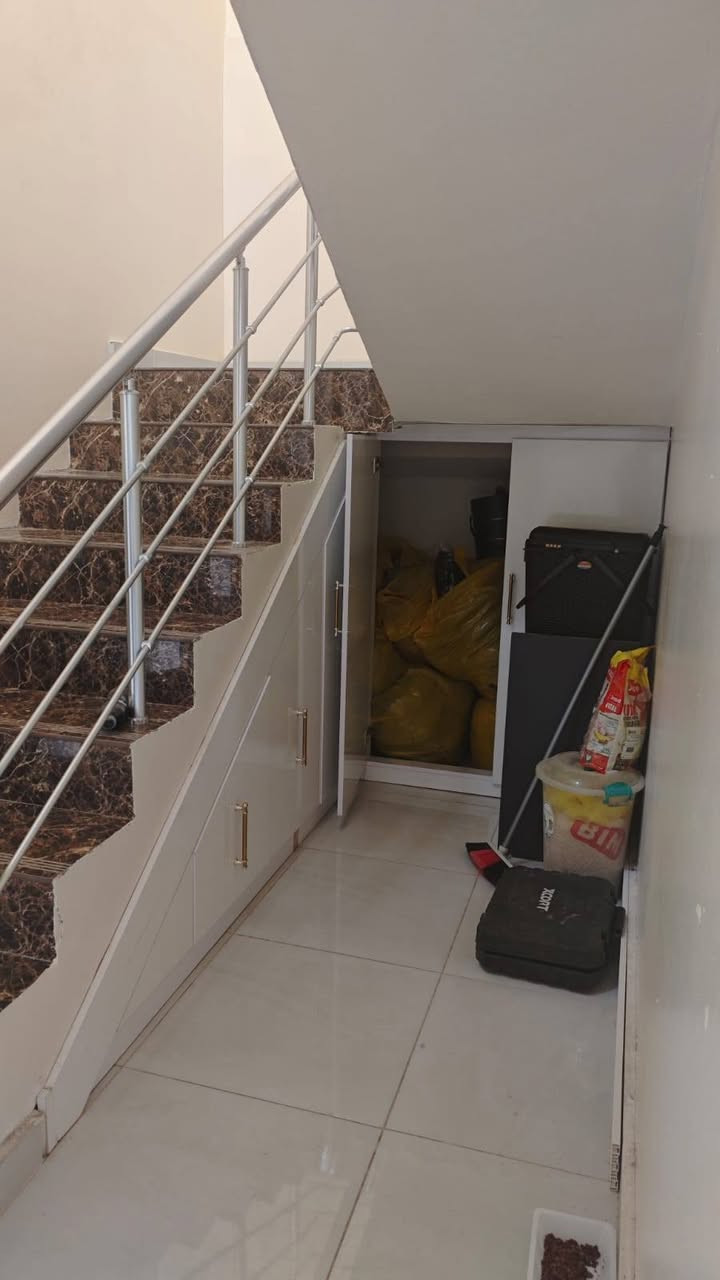 بيت 200 متر للأيجار  مؤثث مطبخ كامل وسبلت كنتوري وغرفة نوم شبابية
ايجارة 650 الف بالشهر مقدمة 6 أشهر  والمؤجر عليه يدفع ماء وكهرباء وخدمات وينكتب عقد الايجار داخل شركة الخدمات في المجمع لضمان حق الطرفين للتواصل 
واتساب لان ما عندي ماسنجر 
*********** إم مريم صاحبة البيت
