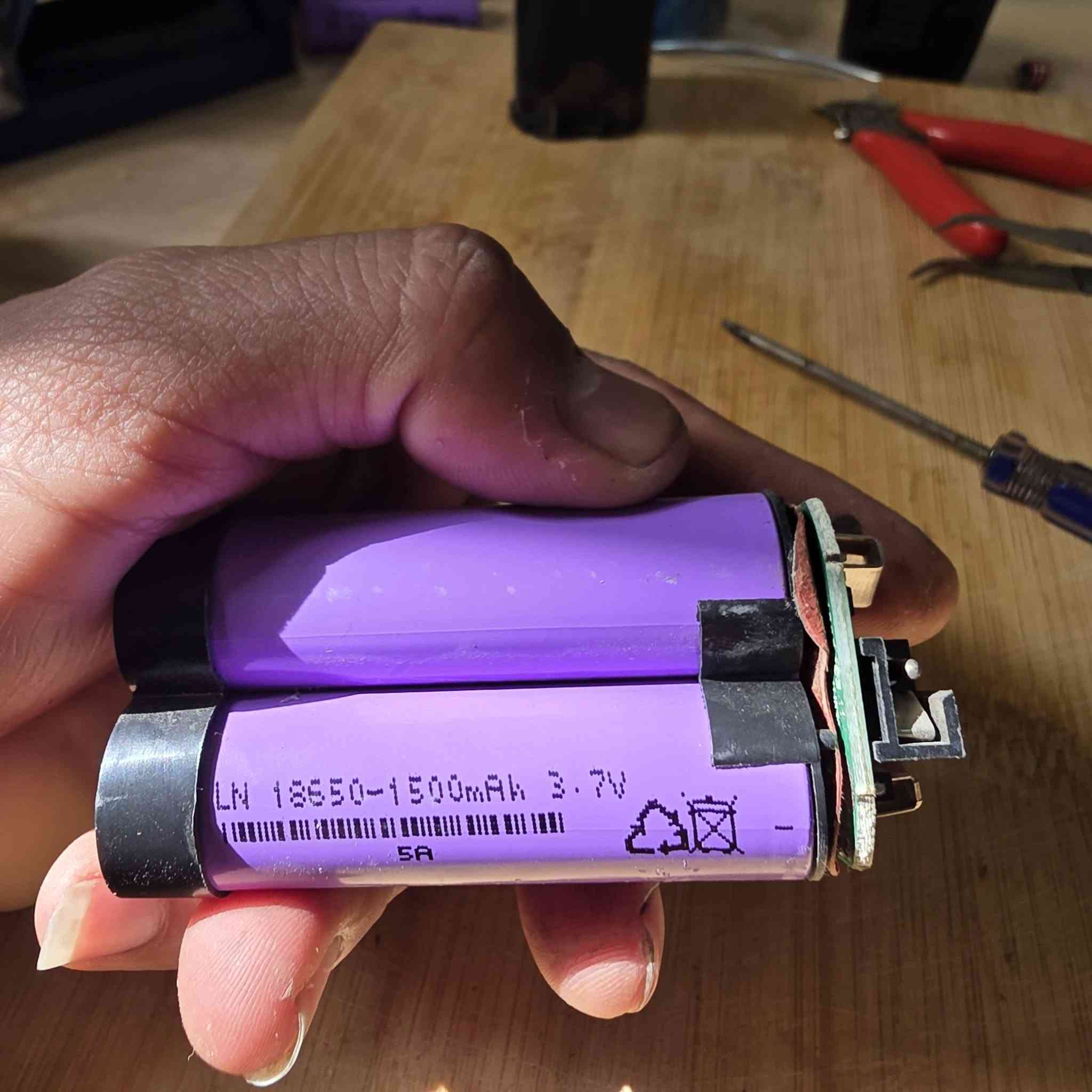 السلام عليكم. من رخصه الادمن  تم تبديل خلايا بطاريه دريل بارك سايد  ١٢ فولت  ١٥٠٠ ملي   ببطاريات الوطني.  ونطه اداء كلش راقي 
 للاستفسار مراسله الصفحه او مراسله الواتس اب  وعمل كافه البطاريات  ولادريلات الشحن ولبور بنك  
***********
