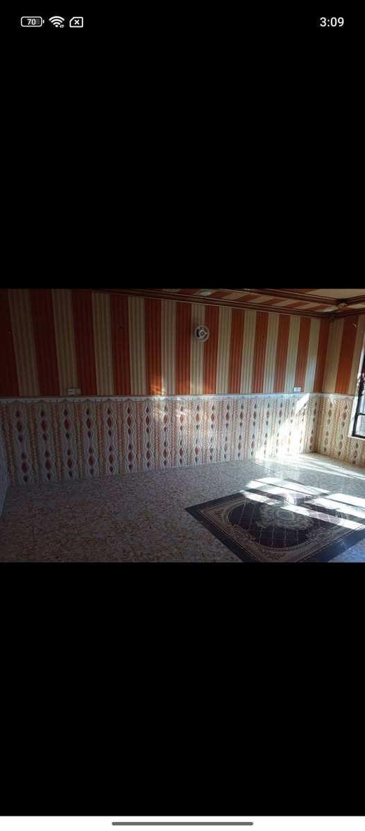 سلام عليكم بيت للبيع لمساحه 200م طابق واحد لبيت بناء حديث لبيت متكون من غرفتين نوم وصاله واستقبال صحيات 
داخليه و خارجيه لعنوان حله ابو غرف قرب حي ابو اسد طالبو 
زراعي سند 25
السعر 95 بي مجال الرقم ***********
