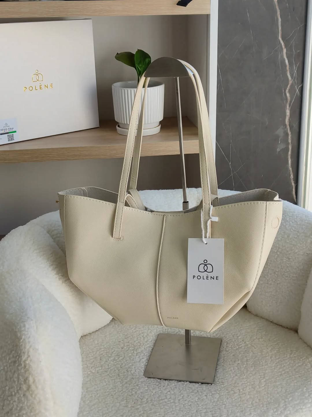 بولين ماستر كوالتي مع البوكس 🤍

👜 الجلد سوفت والكوالتي يجنن
🪡 الخياطة مرتبة والتشطيب من الداخل ممتاز
📏 الحجم وسط، والقاعدة ثابتة ، مناسب للدوام، الطلعات والاستخدام اليومي
🎨 متوفرة بـ 6 ألوان: أوف وايت، أسود، رصاصي، وردي، جوزي، أحمر ❤️
ويجي وياها المحفظة مالتها نفس لون الجنطة طبعاً ✨ 
💰 السعر: 25 ألف فقط
🚚 التوصيل لجميع محافظات العراق: 5 آلاف
📸 التصوير حقيقي من داخل المحل ✨
🎁 ومتوفر عدنا تغليف هدايا أنيق
💝 سعر التغليف: 3 آلاف
📩 للحجز والاستفسار راسلينا بالدايركت، والكمية محدودة. 🤍✨


**إذا كنت صاحب هذا الإعلان وتريد حذفه لأي سبب، رجاءا أرسل رسالة إلى الدعم الفني**
