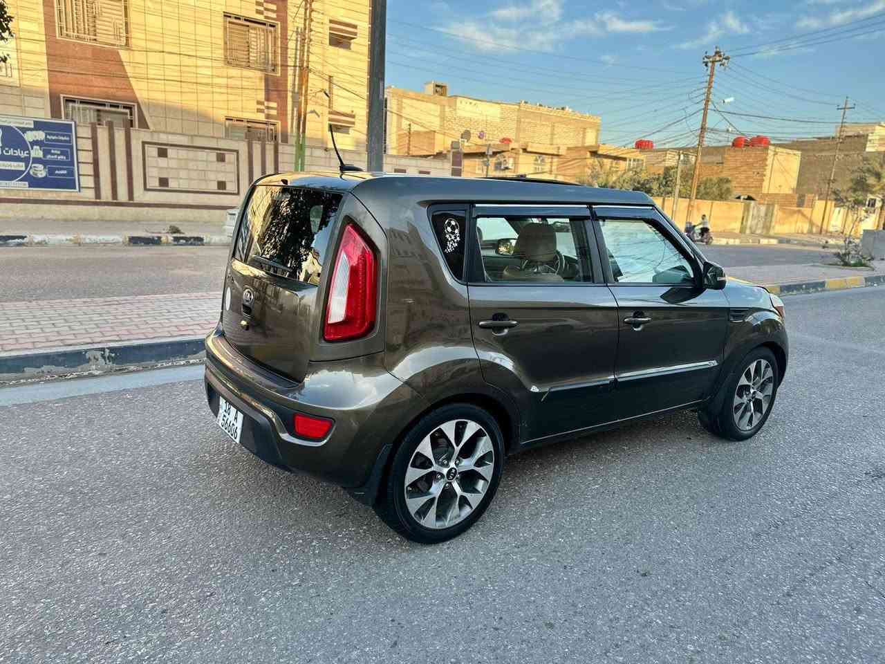 السلام عليكم *********** للبيع كيه صول وارد أمريكي موديل 2013 السعر (103) طخته جاملغ امامي وحافة بنيد مواصفات السياره فول 1/1 مكينه 2000 دوش فتحه بلقماره شاشه كبيرة كامرا خلفيه أشاير بلمري بصمة تشغيل بصمه ابواب تبريد بيانو دشبول لونين سماعات ان فن تي سبعه الوان كشنات جلد لونين ويل كب كروم 18 تدفئه كشنات مري شفط مثبت سرعه مكينه وكير وحداديه تبريد وتخم تايرات بحاله ممتازه جدا جدا رقم بابل انكليزي تحويل مباشر مكان سياره في كربلاء
