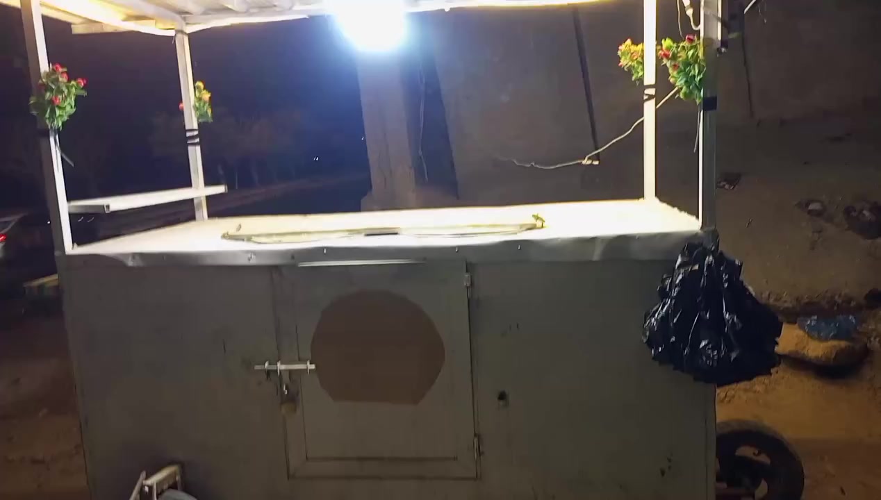 عربانه لبلبي وباكله حديد ثقيل وقمريه الطول مترتين وعرض متره وثلاثين رقم الهاتف ***********
