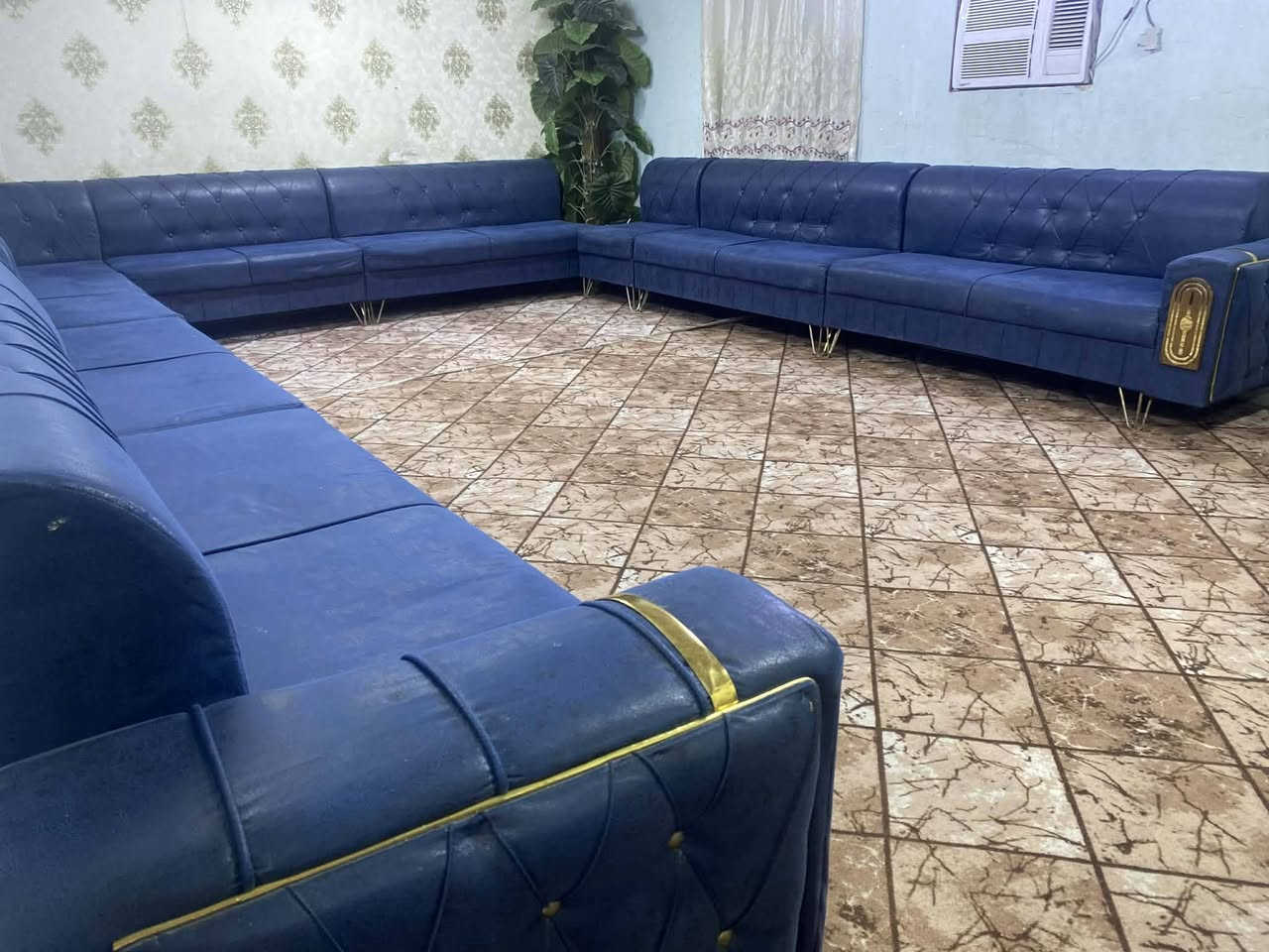 ديوان 22 نفر نضيف بدون ضرر 550 وبي مجال المكان الكاظمية يوجد توصيل ***********
