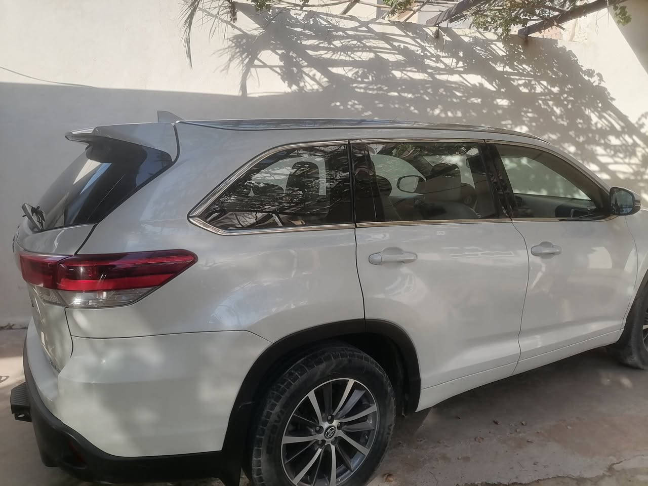 هايلاندر موديل 2017 محرك 6 ما مفتوح بيها 3قطع تبديل بلادي سعر  ٢٥٠ $ قفلة. تواصل مع رقم  ***********
