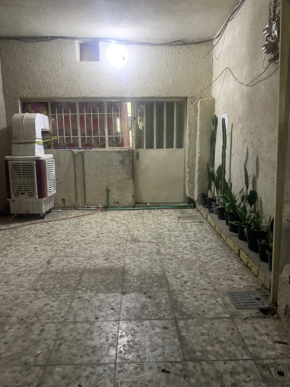بيت للبيع في منطقه كفاءات السيديه مساحه 150م 
ثلاث مشتملات كل مشتمل غرفه نوم واستقبال وحمام ومطبخ 
السعر325
للاستفسار الاتصال ***********
