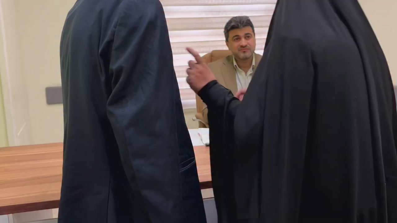 الله يساعد قلبي على اللي جاي أشوفه بالعيادة .. عيادتي التي صُممت لتكون مكاناً للشفاء ، صارت أحياناً مِحبراً تُكتب فيه أقسى قصص الخذلان . 

دخلوا عليّ عجوزين .. عجوزٌ يقوده عجوز ، كأنهما يتقاسمان ما تبقى من هواء ونور في رئة هذه الحياة . جلسا أمامي ، ولم تكن العيون هي التي تشتكي ، بل كانت الأرواح هي التي تئنُّ بصمتٍ مرير . 
تمنيتُ لو كان بإمكاني أن أصوّر لكم وجوههم ، الحجيةُ التي يفيضُ وجهها نوراً رغم أخاديدِ التجاعيد القاسية على جبهتها وعيناها اغرقها الدمع ، والحجي الذي لم ينطق بحرف ، لكنّ دموعه كانت تجري على خدّه وهي تروي قصته ، كانه يستذكر ويتالم على عمرٍ من الخذلان

قالت لي بمرارةٍ تخنق الأنفاس { جان صانع بسيارة ، ومن وكع ، الناس أخذت سيارته} 
كلماتٌ كانت عليها أثقل من الجلطة التي سكنت قلب زوجها ، وأشد قسوة من عجز الـ 80% الذي ينهش جسده النحيل . 
بكيا .. بكاءً لم تكن الدموع فيه ماءً ، بل كانت عمراً كاملاً من القهر الذي لا يرحم .
بينما كنتُ أحاول الحفاظ على ثبات الطبيب ، باغتتني بكلمةٍ هزت أركان قلبي { دكتور كنت ببالي بليلة القدر ، ودعيت ربي ألتقي بيك وأسولفلك باللي بقلبي } 

انتهى اللقاء، وأجريتُ لها ما طلبت مني وكما تُحب ، 
 ثم غادرا ، لكن صدى نشيجهما لم يغادر صدري فبعض الأمراض لا تداويها إلا العدالة ، ولا زلتُ أسأل نفسي
{ كيف لقلبٍ واحد أن يحتمل كل هذا الوجع؟ }

للاستفسار والتواصل عن تواجد الدكتور غيث وأيام التواجد في العيادة والعمليات

الإتصال على:- 

***********
أوقات الاتصال : من الساعة 10 صباحاً وحتى 8مساءً كل يوم عدا يوم الجمعة .
