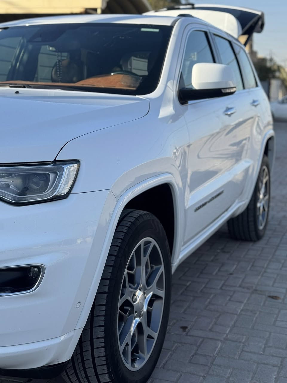 جيب كراند شيروكي اوفرلاند خليجي   2021. فول مواصفات 
محرك V6 سعة 3.6 
ناقل حركة أوتوماتيك 8 سرعات
وضعيات قيادة: Auto – Snow – Sand – Mud _sport
رادار امامي 
مقاعد جلد كاملة لون قرميدي مميز 
مقعد السائق كهرباء مع ذاكرة لوضعيتين 
تبريد وتدفئة للمقاعد الأمامية
تشغيل بصمة + دخول ذكي
تكييف ثنائي المناطق مع فتحات خلفية
سقف بانوراما
كاميرا خلفية عالية الدقة
6 وسائد هوائية
نظام مانع انزلاق + ثبات إلكتروني 
مرايا كهربائية قابلة للطي
تشغيل عن بعد 
ماشية 109 الف كيلو متر فقط مكفوله 
رقم صاحب سيارة 
السعر 370 

***********
