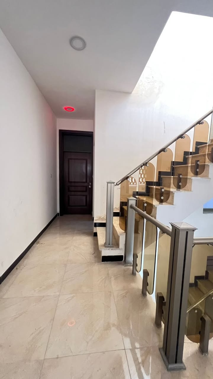 بيت نضيف للبيع
طابقين ونص الطابق الارضي بي استقبال وهول ومطبخ وغرفة نوم وصحيات
والطابق الاول بي تلث غرف نوم وصحيات 
والطابق الثاني منور وسطحين 
منطقة  الشالجيه مضرب الدبات رايدي ب٣٠٠ وبي مجال 
رقم الهاتف ٠٧٨٤ ٣٥٥ ٢٧٤٢
