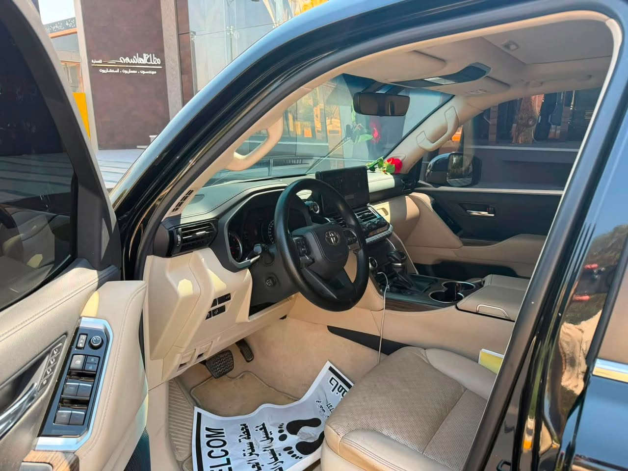 سلام عليكم
عندي لاند كروز VX للبيع 
موديل 2022 
 فول مواصفات  لون اسود داخل بيجي السياره  
وكاله ساس سبعينيه 
جديدة جدا ماشية 66 الف على فحص 
بيها فقط بابين مبدلات اثر شخوط 
رقم بغداد شاشة كاميرا توين تيربو 
مكان السياره فلكه أبوجعفر المنصور خلف وكاله رانج روڤر 
الاتصال على الرقم *********** 
السعر 665الف دولار بيها مجال بسيط

