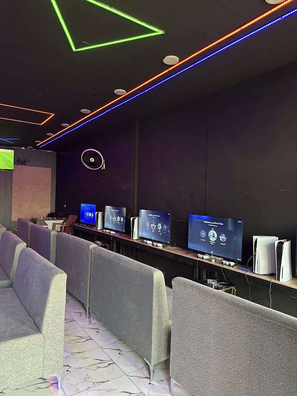 السلام عليكم 

#فرصة استثمارية وبسعر مناسب جداً 

صالة العاب الكترونيه جاهزة وبطابع بحديث 
متكاملة  من كل شيء اضافة انها تحتوي ؏ غرفه منفصله 
تكدر تستفاد منها في المستقبل 
القاعة مجهزة بشاشات جيدة جداً وبدقة 4k
وبأحدث الاجهزة الالكترونيه  اضافة الى سستم كامرات 
وسبلت كنتوري  يعني تجي تستلم جاهز

        سبب البيع
( لعدم التفرغ التام لها )
للتواصل و الاستفسار ؏ الرقم الاتي :-

***********
