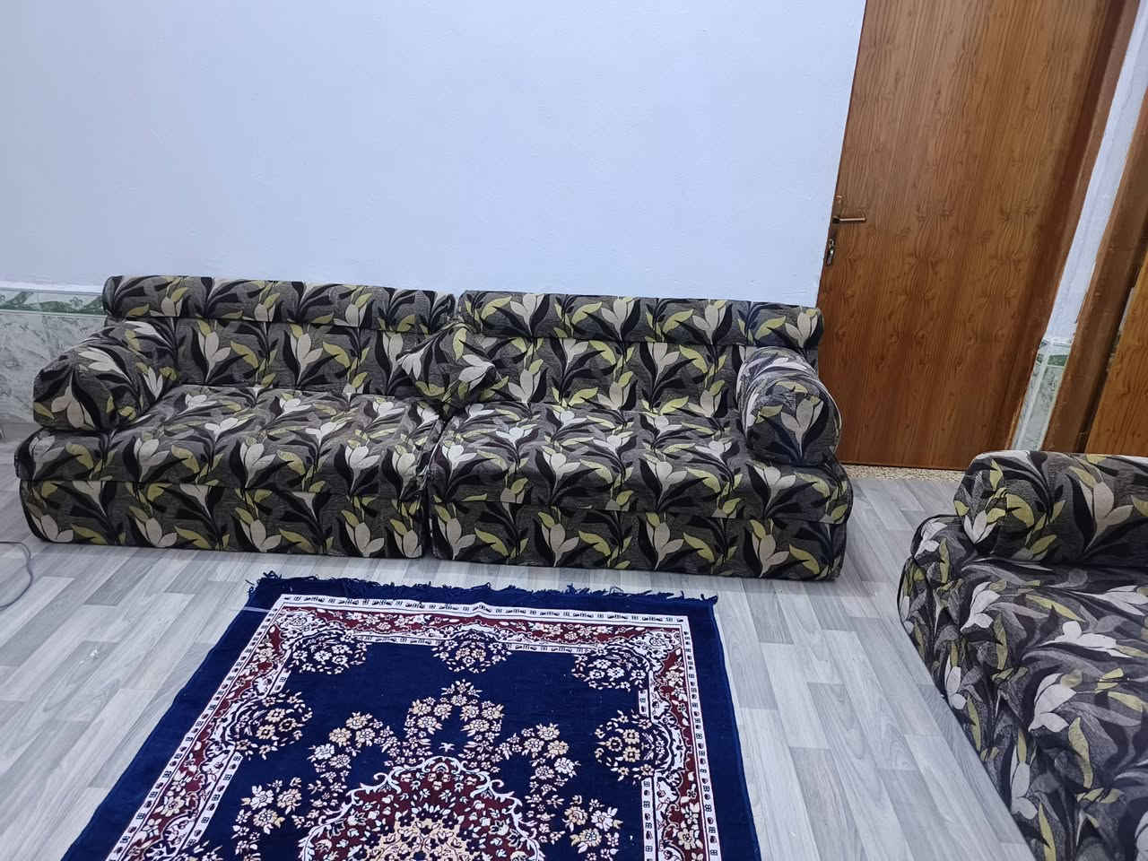 قنفات اسفنج ما ينزل
6 قنفات و زاويتين 
مع تكيات عدد 3 
و مقاعد عدد 4 
نضيفات كلش تجي و تشوف بعينك 
الاسفنج طبي مريح بالجلوس مو مؤذي بالجلوس الطويل و مريح طبي 
السعر 250 الف 
***********
رقمي اتصال و واتساب
