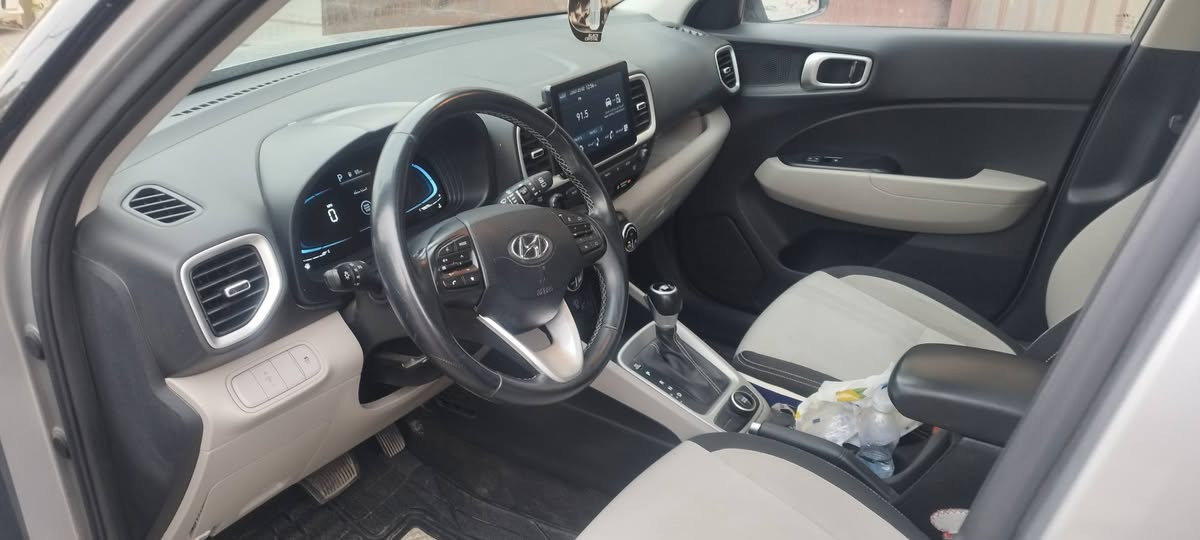 هونداي ڤينو 2024 كامل مواصفات بصمة تشغيل ودخول فتحة سقف رادار جانبي وامامي شاشة وباقي المواصفات المعروفة رقم بغداد الدولي ماشية 17الف ميل بعدها بحالة الوكالة حادثها بالتاير الأيمن بدون صبغ بيها بارد بين الباب والچاملغ وبالبنيد شوية كما موضح بالسونار مكاني بغداد السعر 148 بيها مجال بسيط 
*********** بغداد, العراق
