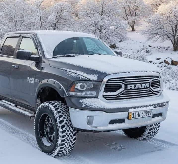 DODGE RAM 1500 SLT CLASSIC 2017 V8
النوع : دوج رام 🐏.
الفئة: كلاسك CLASSIC.
الموديل: 2017.
اللوحات: بغداد.
المواصفات الاساسية:
١- الباب الخلفي طويل وبدي قصير.
٢- محرك بسعة 5700 سي سي (V8) هيمي🏎💪🏻
٣- المسافة المقطوعة فقط (170 كيلو).
٤- شاشة كبيرة (تيسلا) نَفكَيشن (GPS) مع تحكم كامل في التبريد من خلال الشاشة والعديد من الميزات الاخرى.
٥- كاميرا خلفية دوارة.
٦- تحكم في مقود العجله و في نظام الكروز المخصص للسرعة.
٧- زر التحكم في نظام مانع الانزلاق(التراكشن) و السحب (TOW/HAUL).
٨- المقاعد جلد تحتوي على ايرباكات.
٩- قطعتين تبريد امامي وخلفي.
١٠- مخارج طاقة و USB.
________________________________
التعديل والاضافات: منظومة غاز 80 لتر اتفول ب 10 الاف اقتصادية الى درجة 
١-السيارة تحتوي على تعديل كامل بالنسبة لنظام التعليق الهوائي (مرفعة 6 انج ) وكما مبين في الصور
٢- ويل تزويد وتاير تزويد امريكي الصنع اصلي، تم اضافته في امريكا
٣- تايرات جبلية امريكية الصنع نوع (COOPER) كما مبين في الصور.
4-دبلات غاز تزويد من شركه رف كانتري سعر الزوج 1000$ 
5-طبلة اعلى تزويد سعر الزوج 12 ورقه 
________________________________ 
ملاحظات:
١-الحادث بسيط جداً طخة بسيطة في باب السكن فقط و(بدون اي ايرباك) (السيارة جديدة جدا ومميزة جدا عن مثيلاتها) . لكن صبغ جمالية بشرط بدون دواخل 4 قطع فقط رش والصور موجوده قبل الصبغ وبعد الصبغ والسياره ليبل واحد كلها 
٢- السعر (220 ) قابل للتفاوض 
٣- مكان السيارة المنصور
***********

