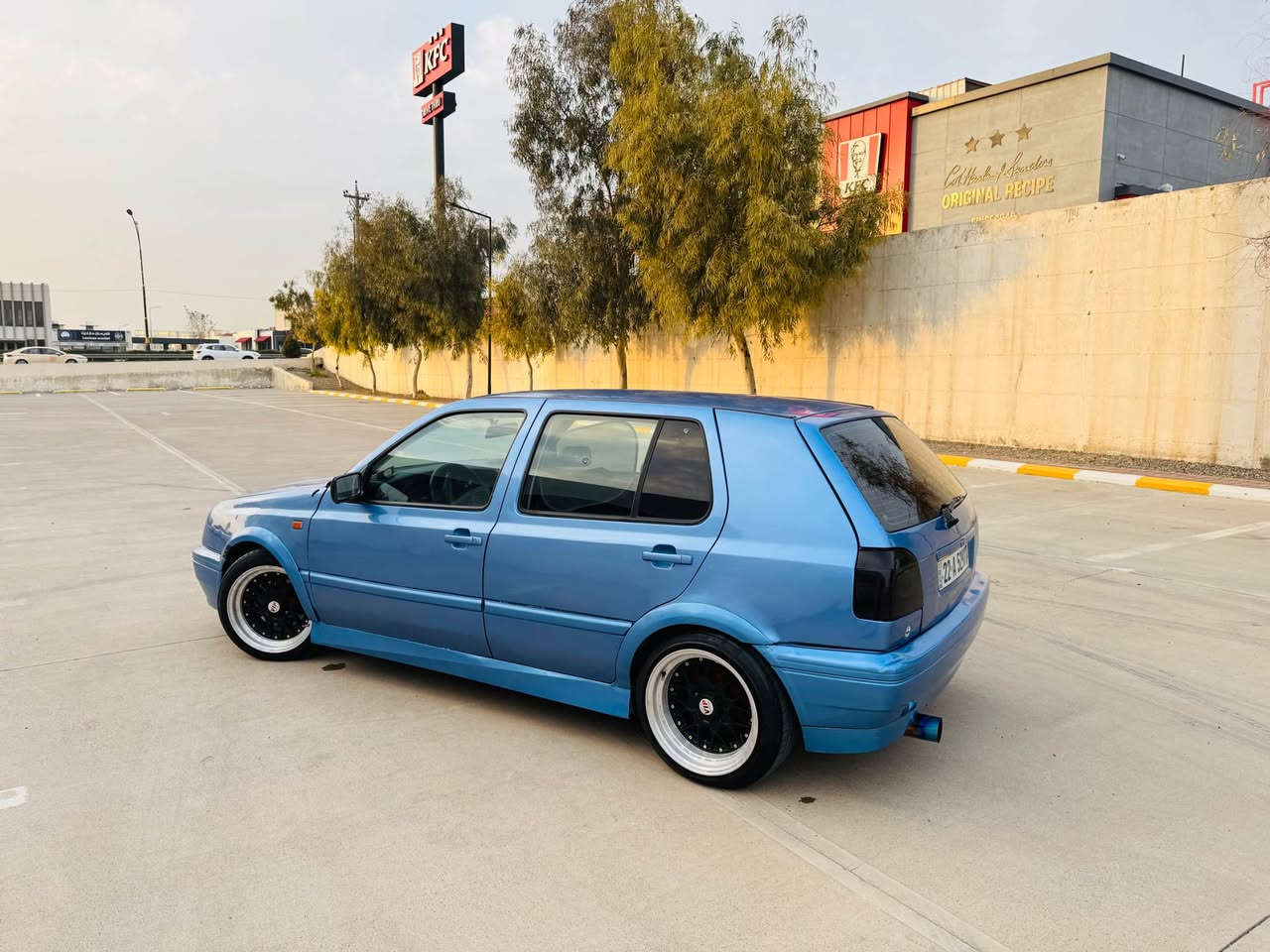 Golf 
مۆدیل ١٩٩٢ 
گێر عادی
٢ جام ئۆتۆ
تەبرید سارد گەرم 
ویل بیبی ئێس دو سایز لەفی سپۆرت 
گزۆز سپۆرت و کاتمەکەشی لەگەلە بەگ فایەر 
گێچ ئەلیکترۆنی وەلف حەماوەی سپۆرتی لەسەرە پانکە کارەبای 
کامل جوانکاری بۆکراوە سەیارەیەکی زور جوان و خاوێنە 
رەقەم و سەنەوی تا ٢٠٣٠ تازەیە هەزەی نوێیە تەحویل وەکالە بەشەرت گێر و مەکینە و کارەبایەتی هەموی مەزبوتە 
سبوخ پەمپ کرایتەوە لۆ جوانی یەک قرچی پشتی هەیە لای سەکنی ئەویش کەمە یەک هەزار مەسرەفی نیە نرخی ٤٣ وەرەقەیە و مامەڵەیەکی زۆر کەمی تێدایە 
ناونیشان هەولێر 
ژم…
*********** أربيل, العراق
