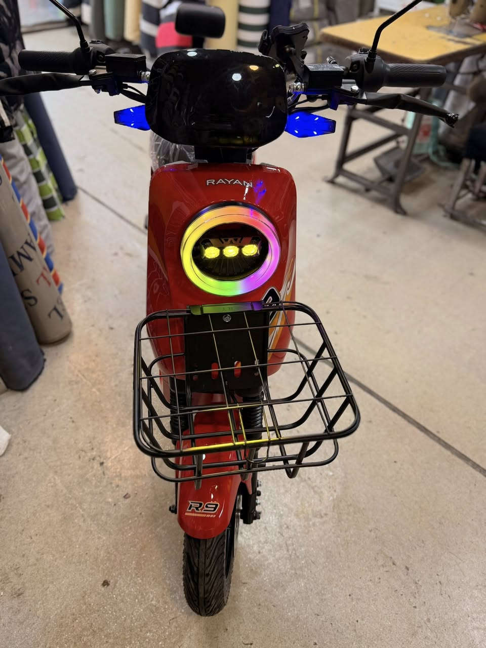 دراجة شحن كهربائية R9   سرعة 100 استخدام يومين فقط جديدة بل باكيت شخط مابيها كاملة مكملة المكان بالكاضمية السعر 550 الف لتواصل 
***********
