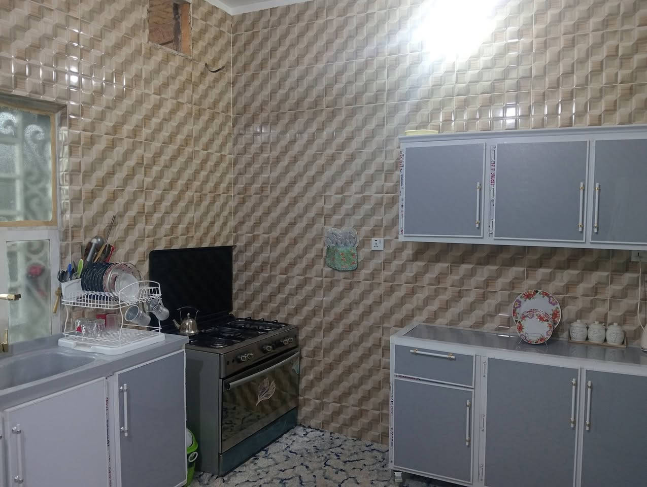 بيت للبيع .
المساحة 180 ، الواجهة 9 والنزال 20

يتكون من غرفتين وصالة وبراني ومطبخ وحمام داخلي وصحيات خارجية .

- البيت بي نواقص بسيطة ماكاملة مثل ماموضح بالصور الي هنة البراني والدرج والصحيات الخارجية .

 - العنوان : ال حمد ، للمعلومة البيت مكانة فرعي

 - السعر 38 مليون  ، للأستفسار *********** متوفر واتساب .
