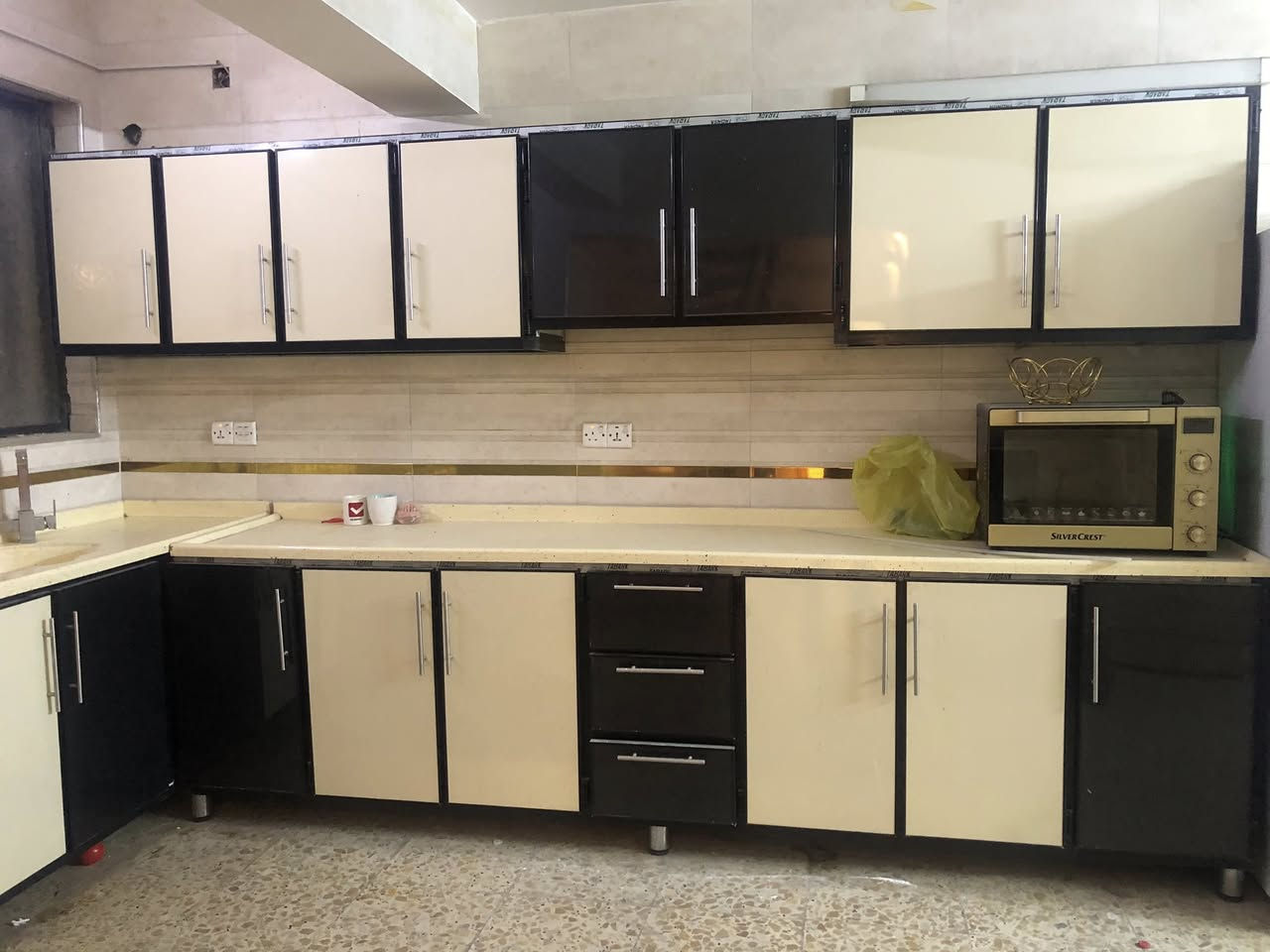 السلام عليكم 
كاونتر تفصال للبيع   
استخدام قليل
العنوان بغداد / حي الامانة   
القياسات.  
السنگ / ١٧٠ سم 
الكاونتر  / ٣١٠ سم 
المعلق /٣٧٠ سم  

٧٥٠ بي مجال 
***********
