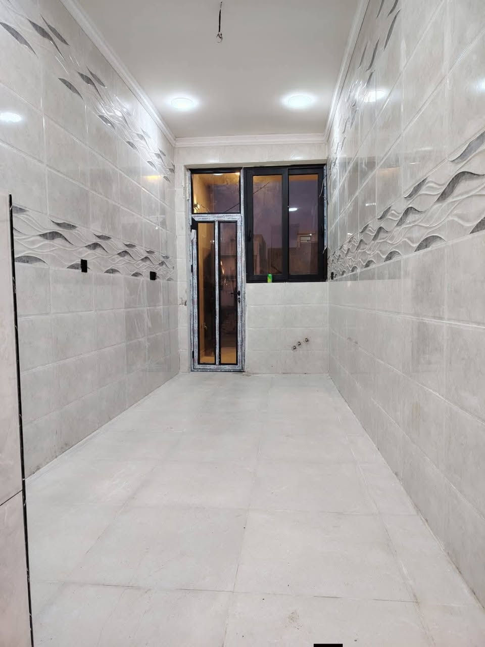 #لدينا_دار_للبيع مساحه 100 متر واجهه 6 وربع ونزال 16 طابو زراعي سند 25 قرار محكمه البيت يحتوي على2 غرف نوم وصاله وستقبال ومطبخ  العنوان بغداد الدورة مدخل البوعيثه مجمع العيثاوي 
هاتف ***********
***********
