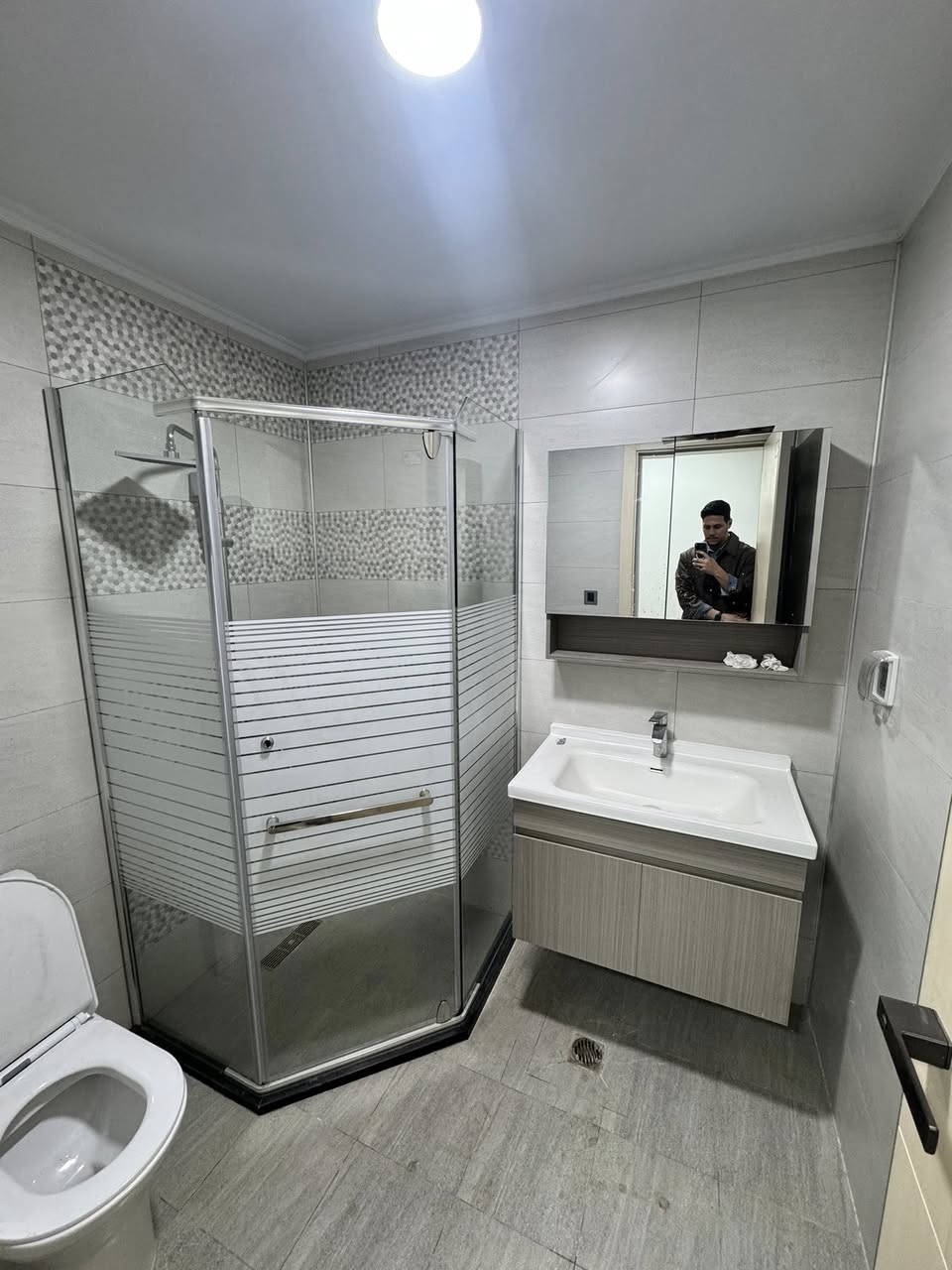 🔱 شقة للبيع في مجمع بوابة العراق 🔱
الموقع📍 : مجمع بوابة العراق 

⭕ المساحة : 228 م

⭕ المكونات : ٣ غرف نوم - ٣ حمام - مطبخ - صالة - بالكون ٢

⭕ السعر : عند الإتصال او حضورياً 

⭕ للإستفسار : ( الواتساب متاح ) 📱

***********

⚠️” تحذير : هذا العرض قد يختفي قبل أن تقرر !“

🟢 نستقبل عروض البيع ، الشراء ، الإستبدال ، إدارة الأملاك ، و الإيجارات بأنواعها ( سكني ، تجاري ، خدمي ) 🟢

عنوان المكتب📍: بغداد - الكرادة داخل - قرب مطعم الصبايا - فرع مدرسة لبنان ( موقعنا مثبّت على Waze , Google maps ) 

#البارق_للعقار
