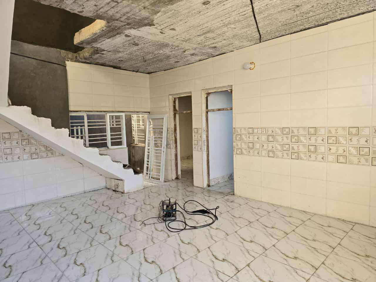 بيت للبيع 100متر طابق واحد بي غرفتين +صالة مفتوحة على مطبخ / نضام تركي صحيات سطح 
موقع البيت/ الحرفين خلف مجمع عماد سكر
نوع البناء درجه اولي صب كونكريت اساس وسقف ارضيه كرانيت جدار سيراميك 
🔻بعده جديد البيت مامسكون🔻
البيت مشمول بالتطويب وبي معامله ومرقم للبيت سند 35 
بي كافة الخدمات مي وكهرباء 
السعر 35 وبي مجال 
للاستفسار الاتصال ب م / الفهد للعقار ***********
أمانة الله تبلغو من طرفي حلا سيف
