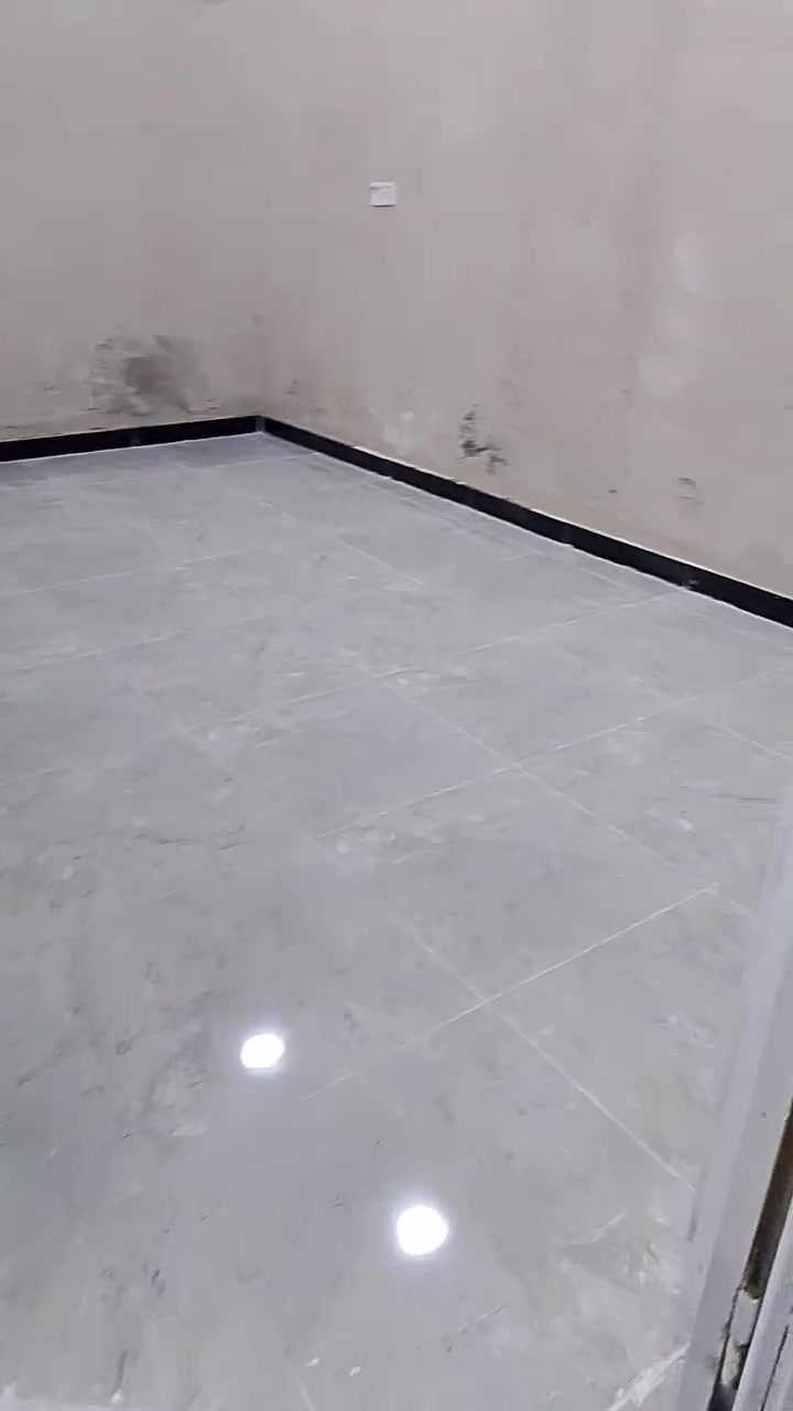 اكو بيت ايجار بكويريش بل  3000 طابقين الطابق الارضي كامل والثاني بدون كاشي صب  مساحه ١٠٠متر ايجار ٤٠٠ خلف مطعم حجي حسنن تلفون  ***********
