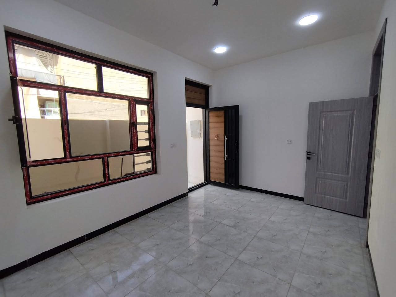 مشتمل للبيع طابو صرف المساحة 50 م بناء حديث لم يسكن بعد يقع في الثعالبة الاولى في التسعتالاف ملاسق شارع حمورابي موقع ممتاز يحتوي على 2غرف نوم و2 خدمات اضلاع منفصلة للاستفسار على الخاص او الاتصال على ***********
