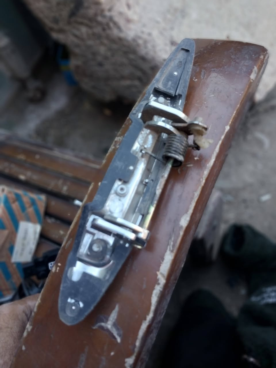 للببع... يدة باب خارجية نيسان التيما جهة السايق فقط موديل ١٩٨٨ / ١٩٨٩ / ١٩٩٠ .
العنوان :- بغداد-الحي الصناعي في باب الشيخ .  
هاتف :- ((***********))
