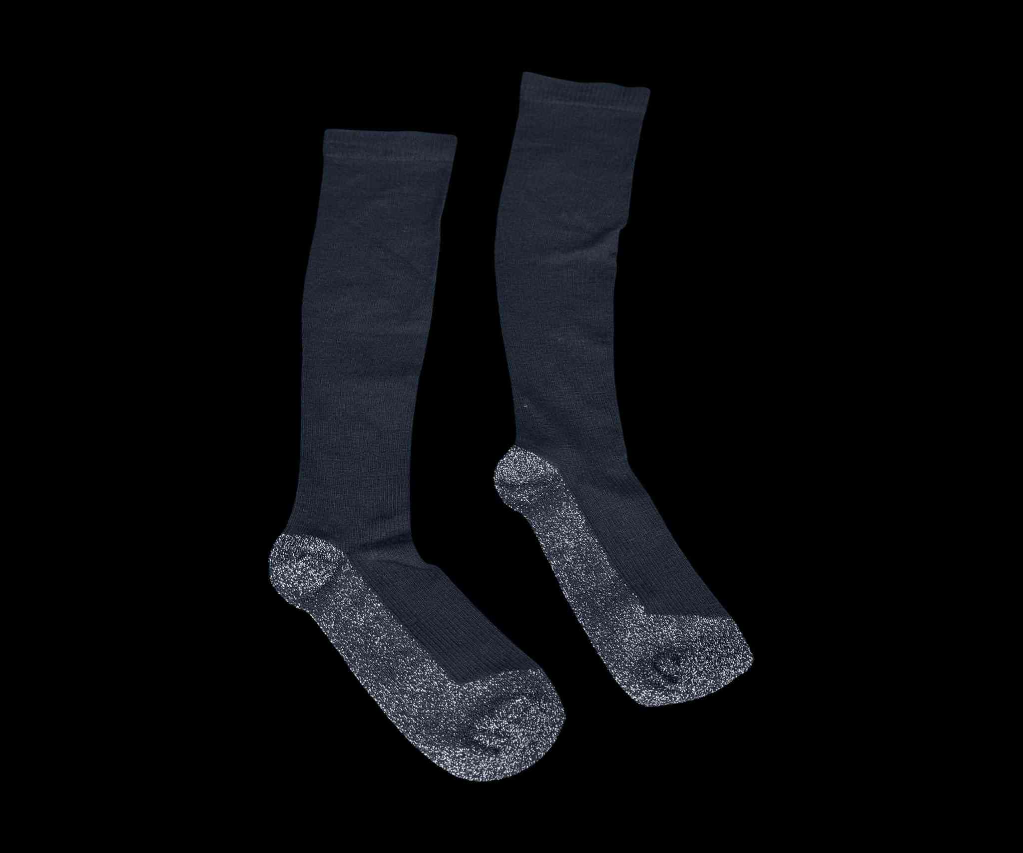 جوارب السكري لسحب الحرارة وتخفيف سخونة القدم
السعر 15 الف

الاستخدامات
مخصصة لمرضى السكري الذين يعانون من سخونة القدمين أو الشعور بالحرارة الزائدة
تساعد على تهدئة القدم أثناء النوم أو الجلوس لفترات طويلة
مناسبة للاستخدام اليومي داخل المنزل أو مع الأحذية المريحة
تقلل الإحساس بالانزعاج الناتج عن ارتفاع حرارة القدم
مناسبة لكبار السن والأشخاص ذوي الحساسية العالية في القدمين

المميزات
تصميم خاص لسحب وتوزيع الحرارة من باطن القدم
منطقة باطن القدم والكعب مصنوعة بخامة مختلفة ذات نسيج خاص للمساعدة على امتصاص الحرارة
خامة قطنية مرنة ومريحة لا تضغط على القدم
بدون مطاط ضاغط، مناسبة لمرضى السكري والدورة الدموية الحساسة
تسمح بتهوية جيدة للقدم وتقلل التعرق
ناعمة على الجلد ولا تسبب تهيجًا
تصميم عملي بطول مناسب يغطي القدم والكاحل
لون داكن عملي لا يظهر عليه الاتساخ بسهولة
قابلة للغسل وإعادة الاستخدام

الملاحظات
المنتج مساعد لتخفيف الإحساس بالحرارة وليس علاجًا طبيًا
يفضل عدم استخدام مبيضات للحفاظ على جودة النسيج
المقاس مناسب لمعظم القدمين بفضل الخامة المرنة
طول الجاروب 50 سم
لم يتم ذكر بلد المنشأ


**إذا كنت صاحب هذا الإعلان وتريد حذفه لأي سبب، رجاءا أرسل رسالة إلى الدعم الفني**