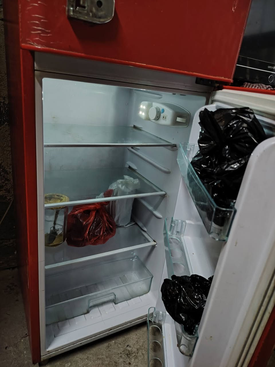 السلام عليكم متاح ثلاجه حجمها مثل ما موضح بل صور تجميد خير من الله بس تريد كهرباء مستمرة مابيها اي خياس او زنجار نضيفه جدآ نقصها فقط قبضات يعني يدات  سعرها 100 وبيها مجال بسيط جدآ مكاني ابو غريب حي الشهداء


**إذا كنت صاحب هذا الإعلان وتريد حذفه لأي سبب، رجاءا أرسل رسالة إلى الدعم الفني**