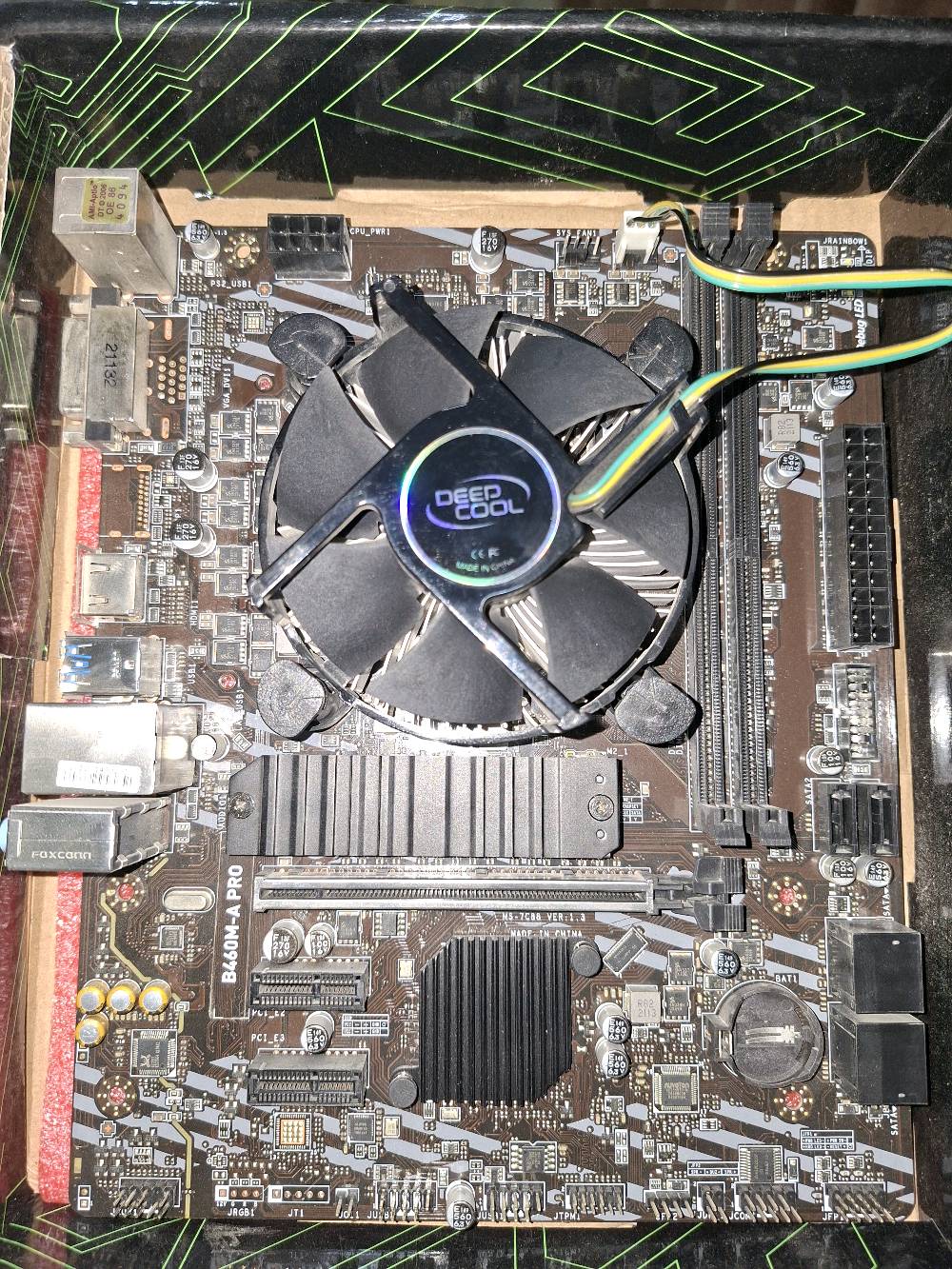 كومبو للبيع 
Cpu : intel i3 - 10100 - Intel UHD 630

MB : msi B460M PRO

PROCPUFAN : deep cooler

مستعمل نضيف وشغال 100% 
بـ140