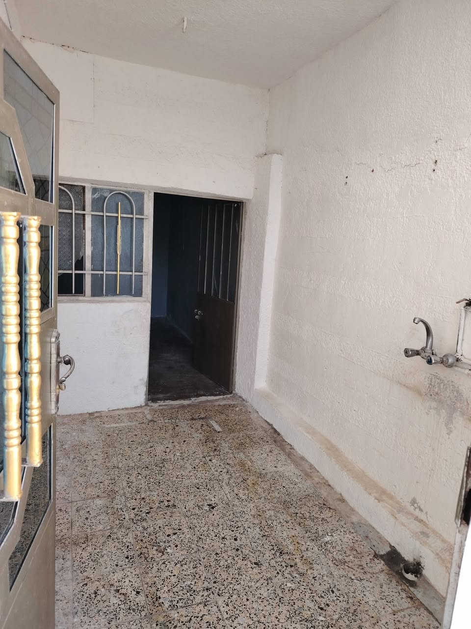 ياالله بيت للأيجار يتكون من غرفة وهول استقبال مطبخ مجموعة صحيات العنوان خلف ملاعب باب السور للتواصل ***********
