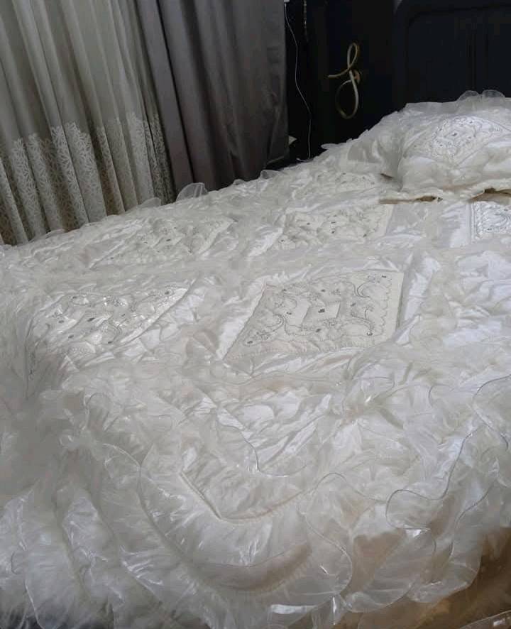 نزله عرس بيضه جديده مفروشه مرتين مشتريتلههsilver cotton تنزل للكاع ويه كوشه ثالثه  القياس king size قطن وستن 