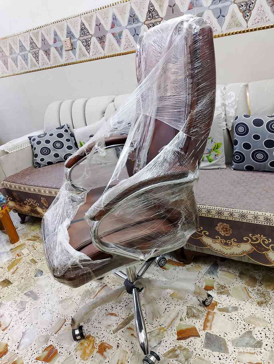 كرسي مكتبي عالي محسن درجة اولى ما مستعمل جديد للبيع السعر 110وبي مجال ***********
