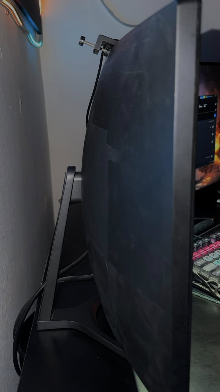⭕️السلام عليكم⭕️ 
شباب شاشة msi للبيع حجم 24 مقوسه 75 هرتز 
سرعة ال استجابة 1 ms 
مابيها اي خذش نظيفة جدا

سعرها 110 وبيها مجال 
مكاني بغداد زيونة 
رقم التلفون ***********
