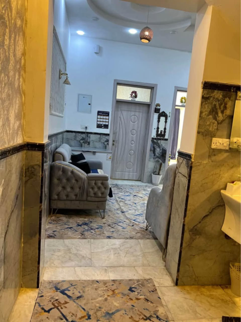 دار للبيع في كربلاء قرب قنطرة السلام حي الامل الاولى المساحه 125 الواجهه 6 وربع والنزال20 البناء درجه اولى طابقين 4 غرف نوم صحيات في الطابق الاول والثاني السعر 185  مليون للاستفسار الاتصال على رقم صاحب المنزل ***********
