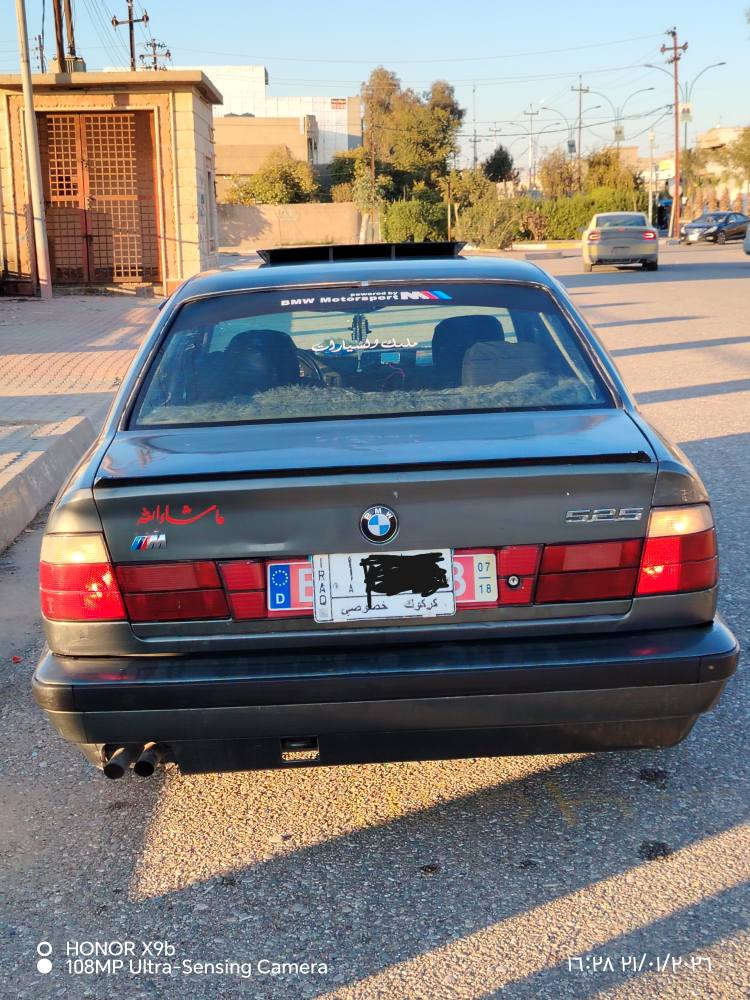 السلام عليكم...بي ام حجم 525 محرك كبس  موديل 1989 تدفئه وتبريد جام كهرباء قفل مركزي كير ومحرك بشرط مشروع وطني رقم كركوك اليف شرط الوكاله والتحويل عندي بيها وكاله عامه مطلقه من الشرعي السعر 45.وبيها شويه مجال للاستفسار اكثر اتصل على رقم ***********، كركوك, العراق
