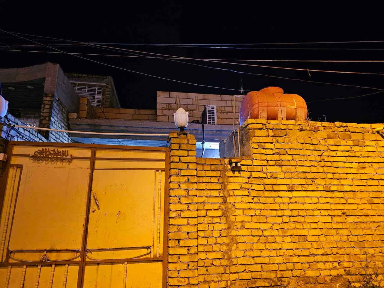 بيت للبيع مساحته  125متر

 صب كونكريت ستاره وبيتونه بي 

العسكري القديم فرع الصوره السايدين 
اول شارع على اليمين 

 بناء 2017  تقريبا طابق واحد 
  
يحتوي استقبال /وصاله /وغرفه/ ومطبخ ومناور اثنين وكلدور صغير وصحيات داخليه وخارجيه
السعر ٧٧ قابل للتفاوض البسيط 
باقي التفاصيل خاص او الاتصال بالرقم 
***********
