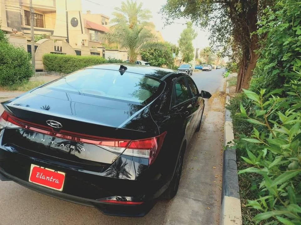 للبيع إلنترا **موديل- 2023**
📌 رقم بغداد **حرّة وبإسمي** تحويل مباشر

🔧 **مواصفات:**
* مكينة **2000 بنزين DOHC**
* اقتصادية
* العداد **20 ألف فقط** 

🛠 **الحالة :**
* حادث خلفي **بسيط **
* متصلّح **سحب ع البارد**
* البدي **أصلي بالكامل**
* ماكو صبغ بالبدي الخارجي، بس تكحيل خفيف
* السيارة **نظيفة وجاهزة للفحص**

📍 **المكان:** بغداد

💰 **السعر مناسب **
📞 للاتصال : -
***************
